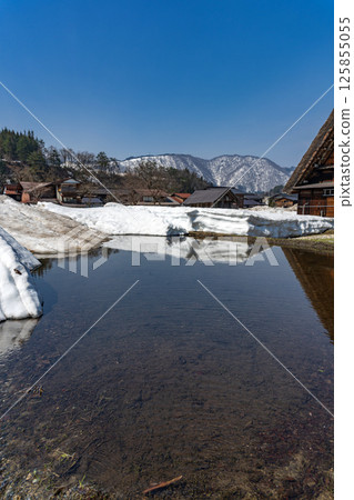 白川鄉山風景的積雪融化 125855055