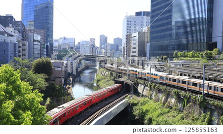 背景中，從聖橋望去，可以看到 JR 總武線、JR 中央線（綠色車廂）以及三條線路的交匯處——東京地鐵丸之內線。 125855163