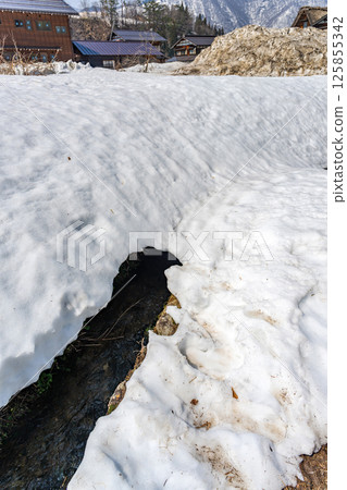 白川鄉的雪融化了。殘雪中傳來一陣低語。 125855342