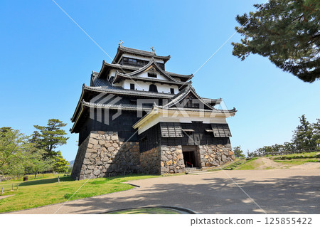 National treasure Matsue Castle tower, sunny day, under the blue sky, a moment of silence for a photo opportunity National treasure Matsue Castle tower, sunny day, under the blue sky, a moment of silence for a photo opportunity 125855422