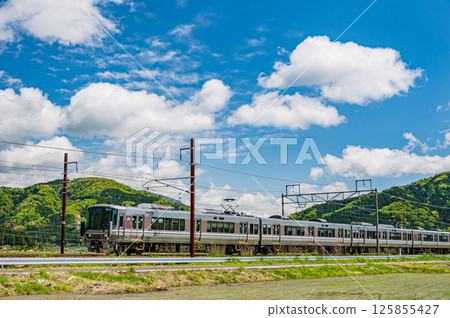 A special rapid train running near Yogo Station on the Hokuriku Main Line in Yogo Town, Nagahama City, Shiga Prefecture A special rapid train running near Yogo Station on the Hokuriku Main Line in Yogo Town, Nagahama City, Shiga Prefecture 125855427
