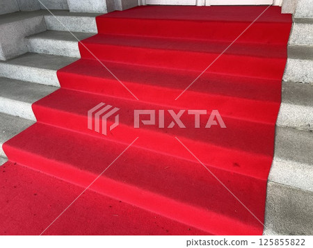 外面的樓梯鋪著猩紅色的地毯 125855822