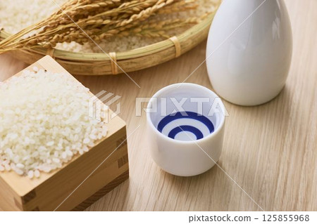 日本清酒倒入尾子 日本清酒倒入尾子 125855968