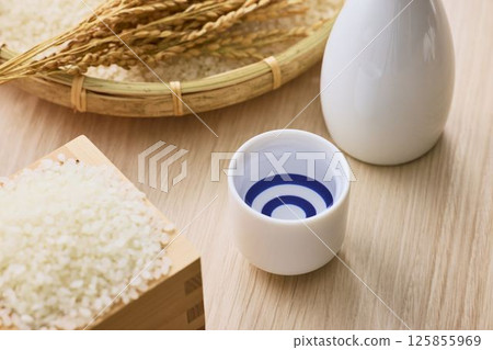 日本清酒倒入尾子 日本清酒倒入尾子 125855969