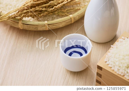 日本清酒倒入尾子 日本清酒倒入尾子 125855971