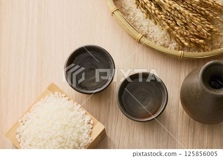 日本清酒倒入尾子 日本清酒倒入尾子 125856005