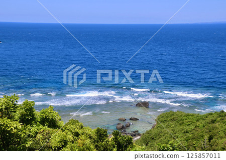 從山原久奈展望台(沖繩縣國頭村)眺望的景色 從山原久奈展望台(沖繩縣國頭村)眺望的景色 125857011