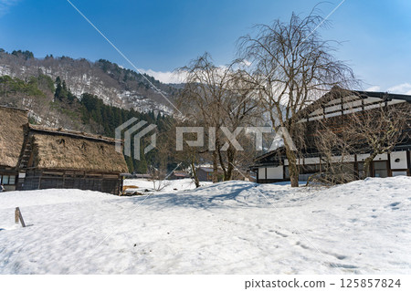白川鄉的積雪融化,周圍仍殘留著積雪 白川鄉的積雪融化,周圍仍殘留著積雪 125857824