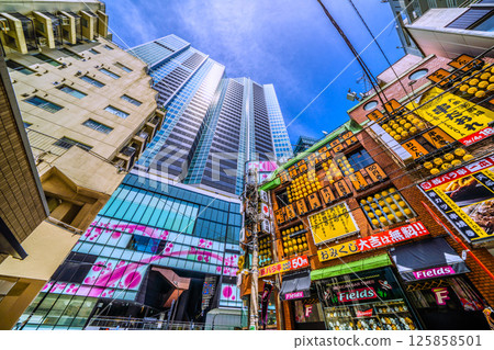 五月,日本東京城市景觀。澀谷櫻花舞台、眺望澀谷塔等 五月,日本東京城市景觀。澀谷櫻花舞台、眺望澀谷塔等 125858501