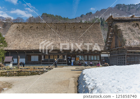 白川鄉和田家的雪融化了 125858740