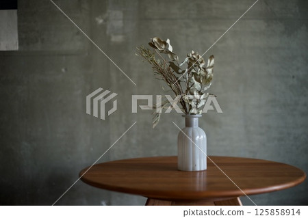 灰色花瓶中的乾燥花 灰色花瓶中的乾燥花 125858914