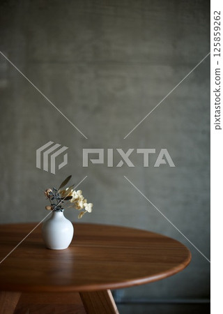 Dried flowers in a small ceramic vase 125859262