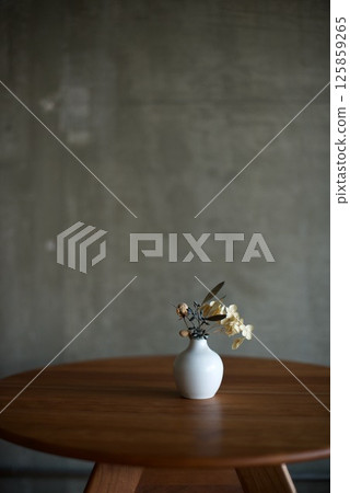 Dried flowers in a small ceramic vase Dried flowers in a small ceramic vase 125859265
