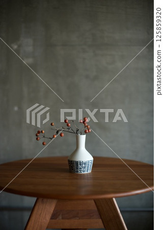 Dried Sankirai flowers in an antique vase 125859320