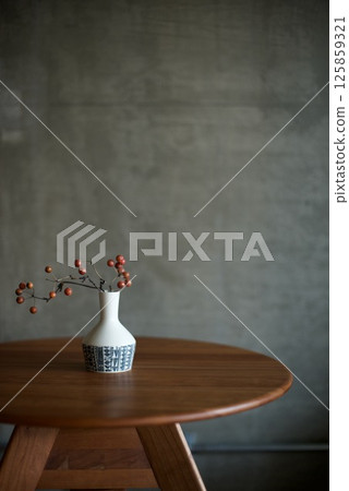 Dried Sankirai flowers in an antique vase 125859321