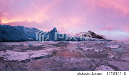 Beautiful iceberg lagoon in fjallsarlon with frozen floes, winter panoramic landscape 125859348