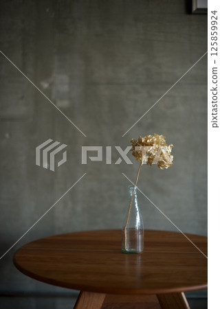 Dried hydrangea flowers in a glass jar 125859924