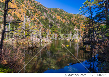 One of Japan's leading mountain resorts: Myojin Pond in late autumn at Kamikochi One of Japan's leading mountain resorts: Myojin Pond in late autumn at Kamikochi 125860703