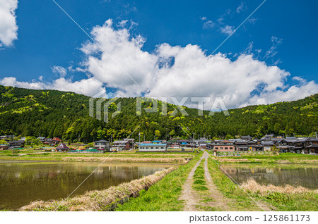 滋賀縣長濱市與五町與五湖畔初夏村落的風景 滋賀縣長濱市與五町與五湖畔初夏村落的風景 125861173