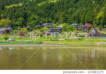滋賀縣長濱市與五町與五湖畔初夏村落的風景 滋賀縣長濱市與五町與五湖畔初夏村落的風景 125861174