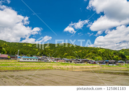 滋賀縣長濱市與五町與五湖畔初夏村落的風景 滋賀縣長濱市與五町與五湖畔初夏村落的風景 125861183
