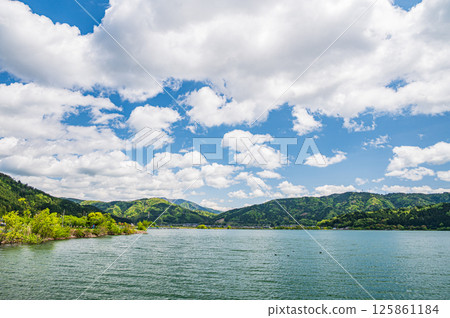 初夏的夕五湖 滋賀縣長濱市夕五町 初夏的夕五湖 滋賀縣長濱市夕五町 125861184