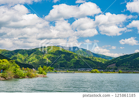 初夏的夕五湖 滋賀縣長濱市夕五町 初夏的夕五湖 滋賀縣長濱市夕五町 125861185