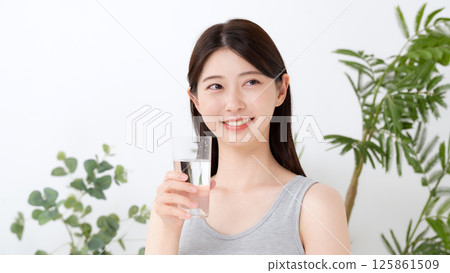 女性礦泉水 125861509