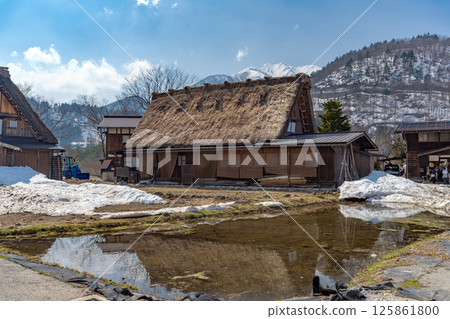 白川鄉合掌屋裡的雪融化了 125861800