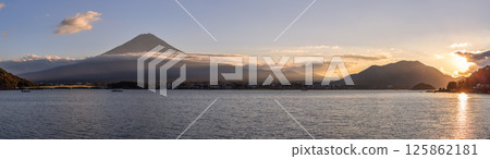 Panoramic sunset view over Lake Kawaguchi with Mount Fuji in the background Panoramic sunset view over Lake Kawaguchi with Mount Fuji in the background 125862181