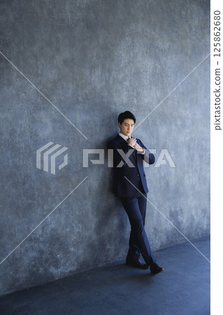 穿著西裝的男人 125862680