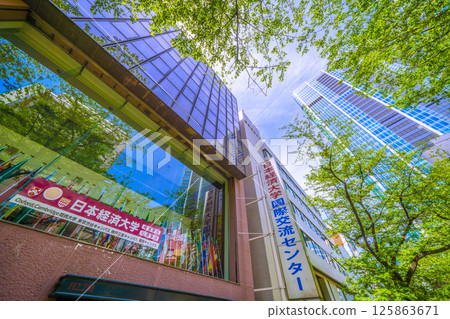 五月,日本東京澀谷車站前的城市景觀。眺望櫻坂等綠意盎然的地區 五月,日本東京澀谷車站前的城市景觀。眺望櫻坂等綠意盎然的地區 125863671