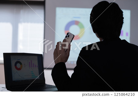 一位西裝革履的男士在工作上遇到了麻煩 125864210