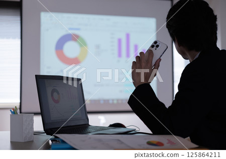 A man in a suit having trouble at work 125864211