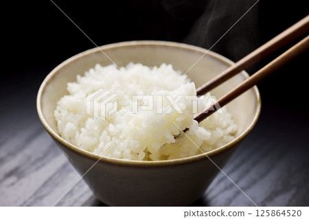 白米飯放在茶碗裡 125864520