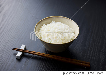 白米飯放在茶碗裡 125864524