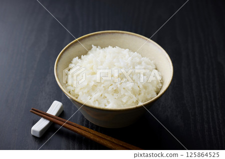 白米飯放在茶碗裡 125864525
