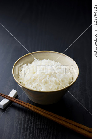 白米飯放在茶碗裡 125864528