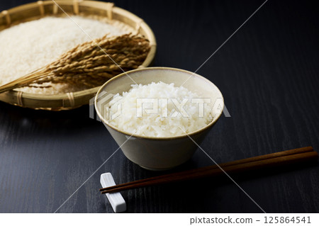 白米飯放在茶碗裡 白米飯放在茶碗裡 125864541