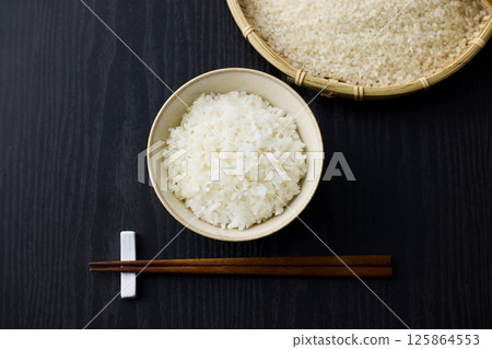 白米飯放在茶碗裡 125864553