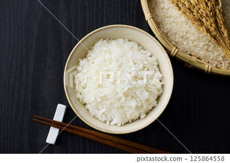 白米飯放在茶碗裡 125864558