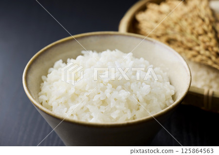 白米飯放在茶碗裡 白米飯放在茶碗裡 125864563