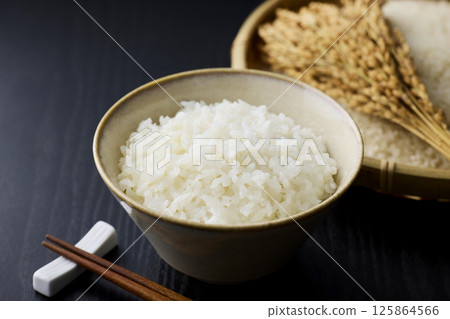 白米飯放在茶碗裡 125864566