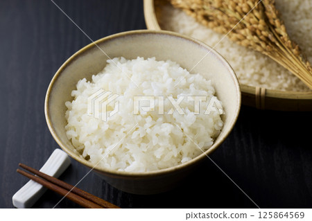 白米飯放在茶碗裡 白米飯放在茶碗裡 125864569