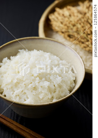 白米飯放在茶碗裡 125864574