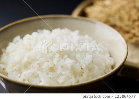 白米飯放在茶碗裡 125864577