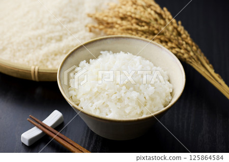 White rice in a bowl 125864584