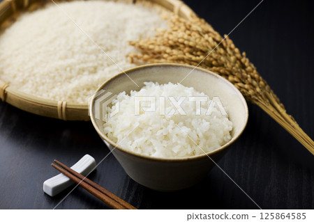 白米飯放在茶碗裡 白米飯放在茶碗裡 125864585