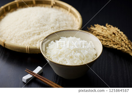 白米飯放在茶碗裡 白米飯放在茶碗裡 125864587