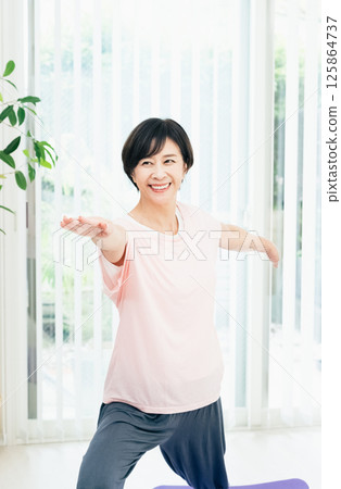 正在訓練的中年婦女 125864737